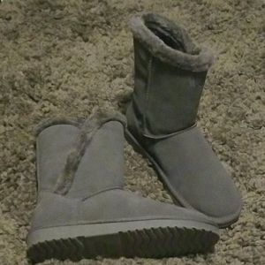 Gray fur lined boots w/ rubber soles size 8